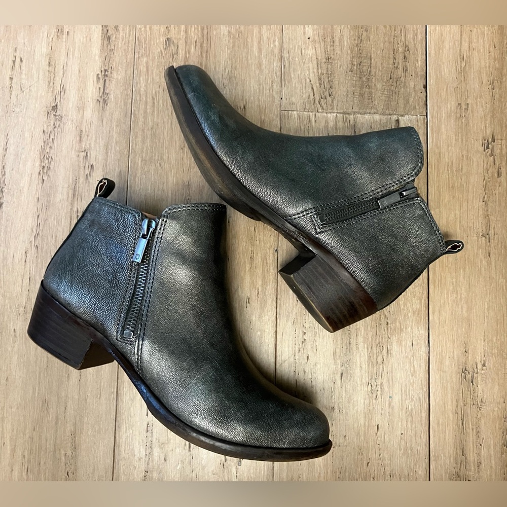 Lucky Brand silver leather 2 side zip heeled ankle boot size 7.5